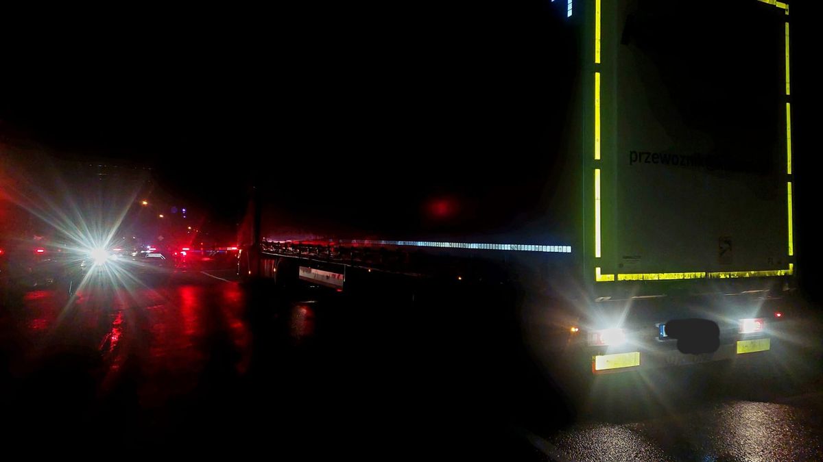 Přejezd smrti ve Studénce uvěznil další kamion. Kolemjdoucí závoru pohotově zvedli